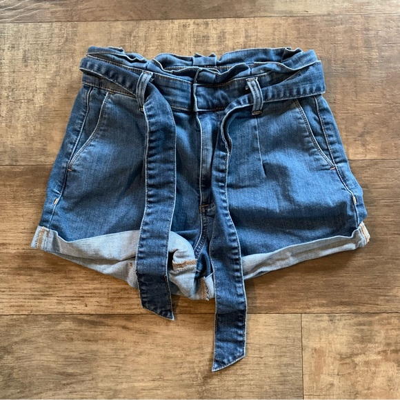 Super High Waist shortie denim shorts with belt - Picture 5 of 9